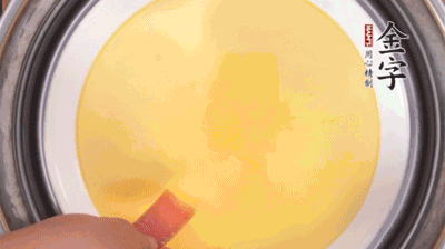 將火腿片均勻鋪上，繼續(xù)蒸6分鐘。