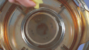 金字淡咸肉加姜片、料酒，冷水入鍋焯水。