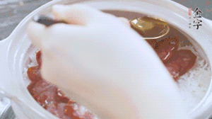 沿鍋邊倒一圈食用油蓋蓋，繼續(xù)小火燜8分鐘。