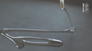 鍋中加少許油，爆香蔥姜蒜、香料 ，喜歡麻的也可以加點(diǎn)花椒！接著放入郫縣豆瓣醬煸炒出紅油。