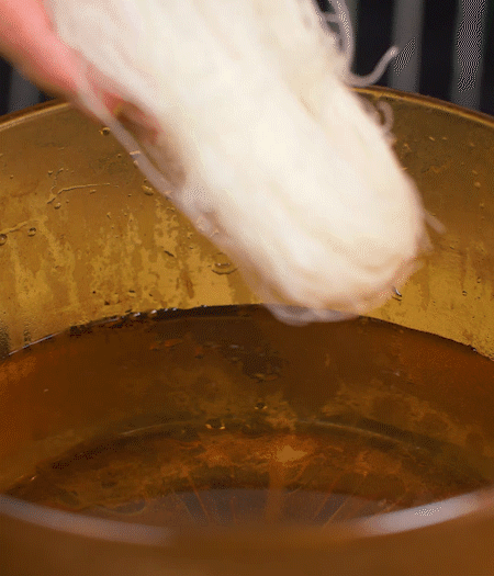 咸肉剁成咸肉糜，加入蔥姜末、香油攪拌均勻。