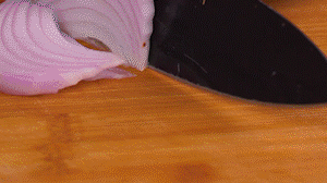 鍋中少許油，熱油倒入香腸煸炒出油，倒入南瓜塊、洋蔥翻炒片刻。