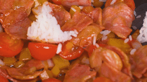 將米飯倒入鍋中搗散，同其他食材混合拌炒均勻關(guān)火。