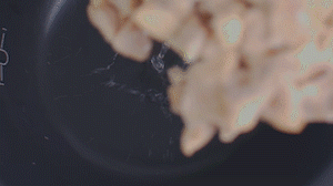 把雞、火腿、椰子水、椰肉、姜、紅棗放入電飯鍋，按下煲湯功能。