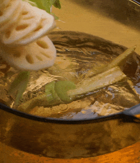 把玉米筍（對(duì)半切開(kāi)）、西芹（切斜片）、蓮藕（切片），放入開(kāi)水鍋內(nèi)，加點(diǎn)少許鹽、油，汆燙2分鐘。