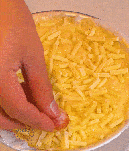 撒上馬蘇里拉芝士，用香腸片裝飾表面，180攝氏度烤箱烤20-25分鐘。