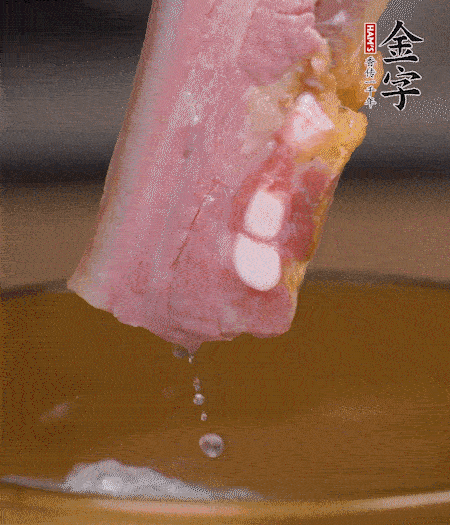 煮過的西蘭花切碎。煮熟的淡咸肉切丁。