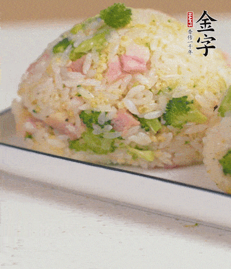 拌好的飯攥成飯團。