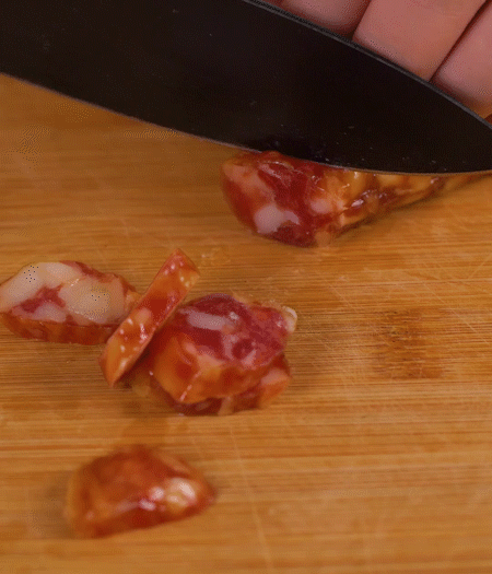 香腸切薄片。