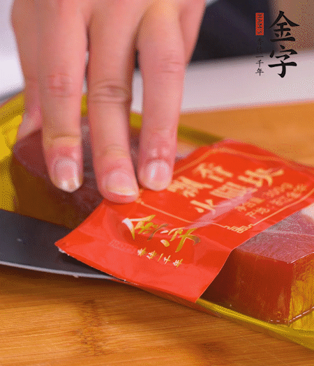 金字火腿切片，生姜切絲，蔥白切末。