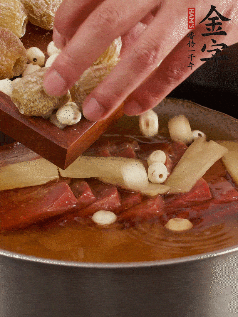 待冰糖融化后，放入蜜棗、蓮子同蒸25分鐘左右。