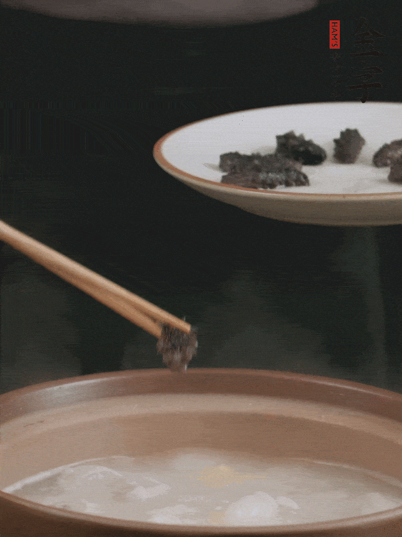 期間雞湯燉到80分鐘時，加小海參再燉10分鐘。