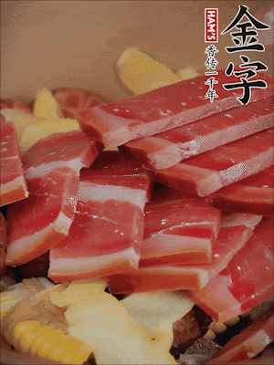 除鮑魚外的所有材料放進鍋里，加清水、姜、黃酒，大火燒開，轉(zhuǎn)小火煲90分鐘。