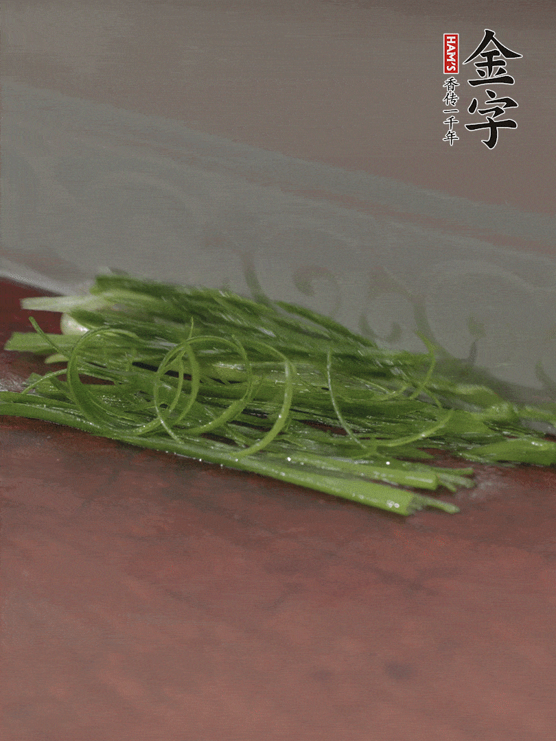 生姜切薄片，紅椒切細絲，小蔥蔥綠切細絲，泡入冰水中保持新鮮。