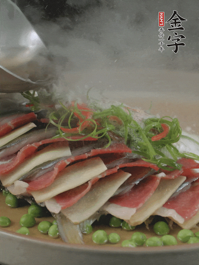 表面放上蔥絲、紅椒絲，淋上熱油。