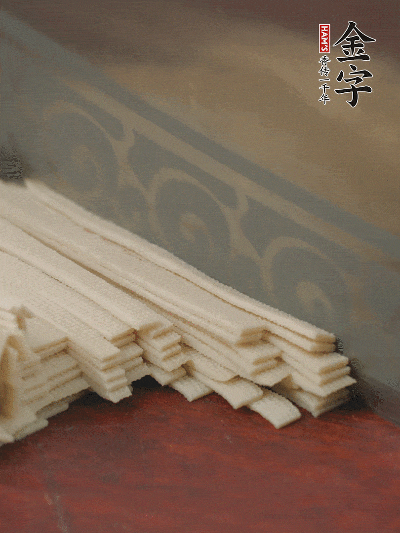 燉火腿期間，千張切細(xì)絲，白蘿卜去皮切細(xì)絲，蒜葉切細(xì)丁。