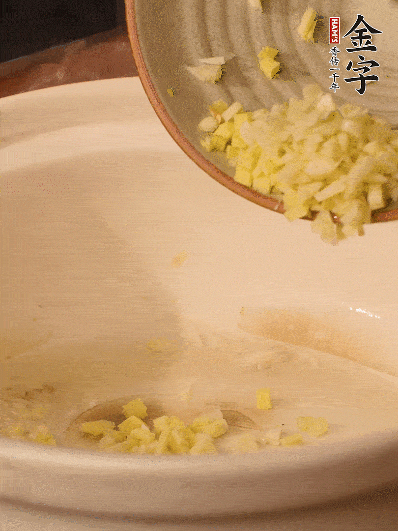 熱油下鍋，姜爆香。下冬瓜略微翻炒。