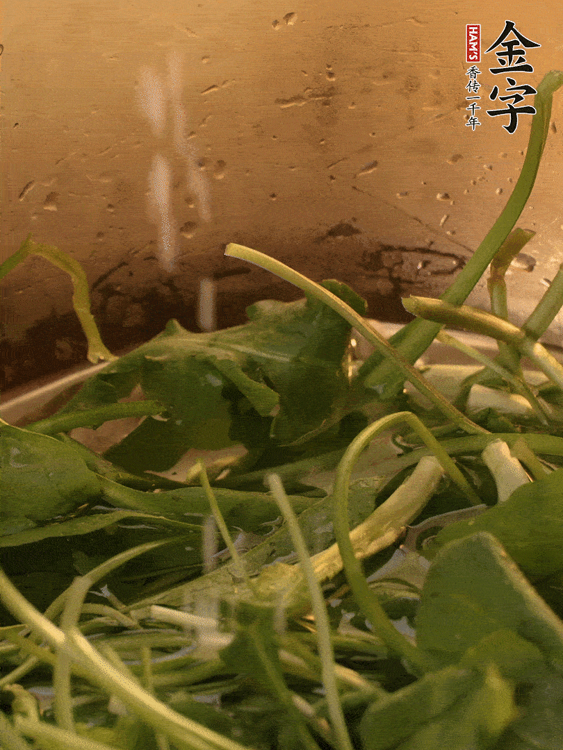 薺菜去掉根部，加小蘇打、鹽熱水沸騰燙軟。