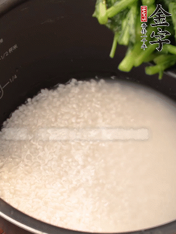 茼蒿、香腸放入浸泡好的大米，水沒過(guò)大米半指煮熟。