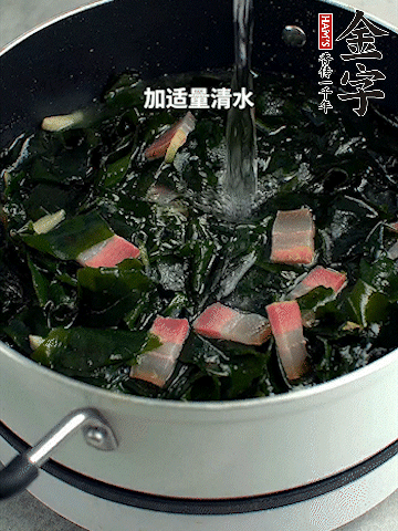 放入泡發(fā)好的裙帶菜翻炒一下，加適量清水燉煮。
