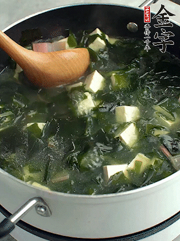 煮到沸騰后，再放入豆腐蓋蓋子煮3分鐘。