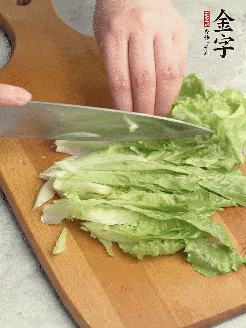 胡蘿卜、生菜、黃瓜切絲。