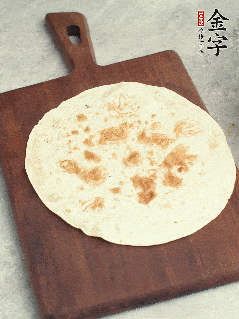 食材依次鋪在卷餅皮上，卷起來。