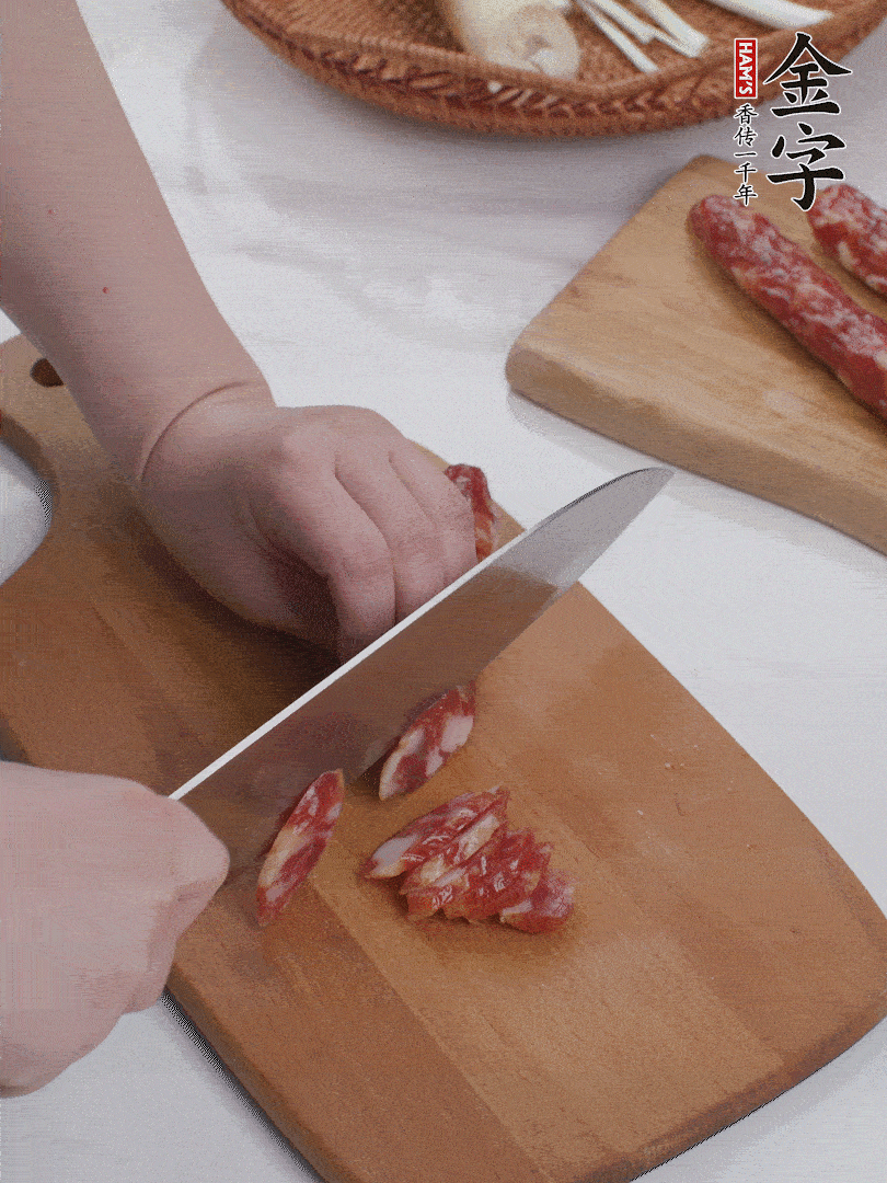 金字香腸切薄片。