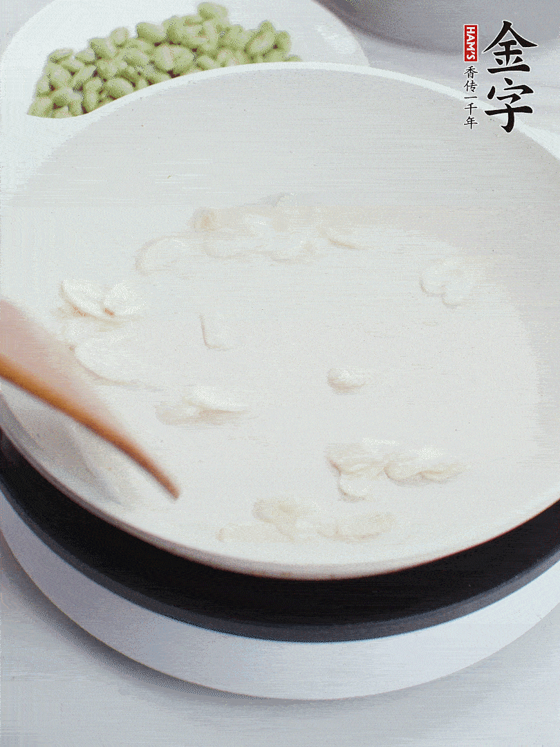 金字淡咸肉煮15分鐘，撈出切片。油5成熱時，蒜末、咸肉爆香。