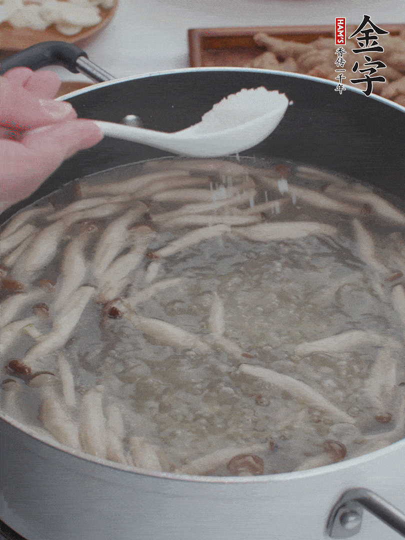 1勺鹽、一點(diǎn)胡椒粉調(diào)味。