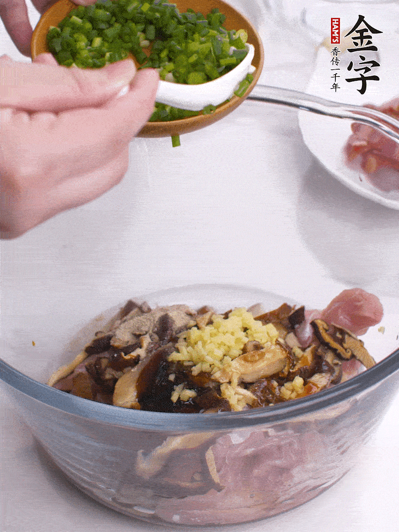 雞肉、香菇混合，加清水1/3杯、料酒1勺、蠔油1勺、鹽1勺、糖1/4勺、白胡椒1/4勺、食用油1勺、香油1/4勺、姜末、蔥花，攪拌均勻腌制2小時(shí)。