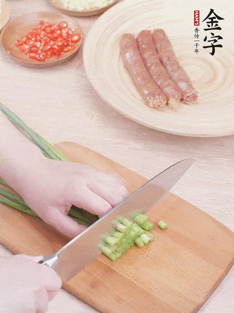 蒜苔切丁，蔥姜蒜切小丁，小米辣切圈。