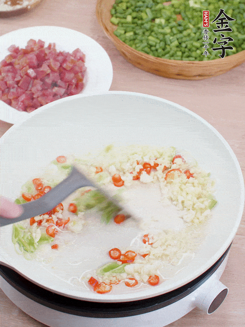 鍋中熱油，蔥姜蒜、小米辣煸香。