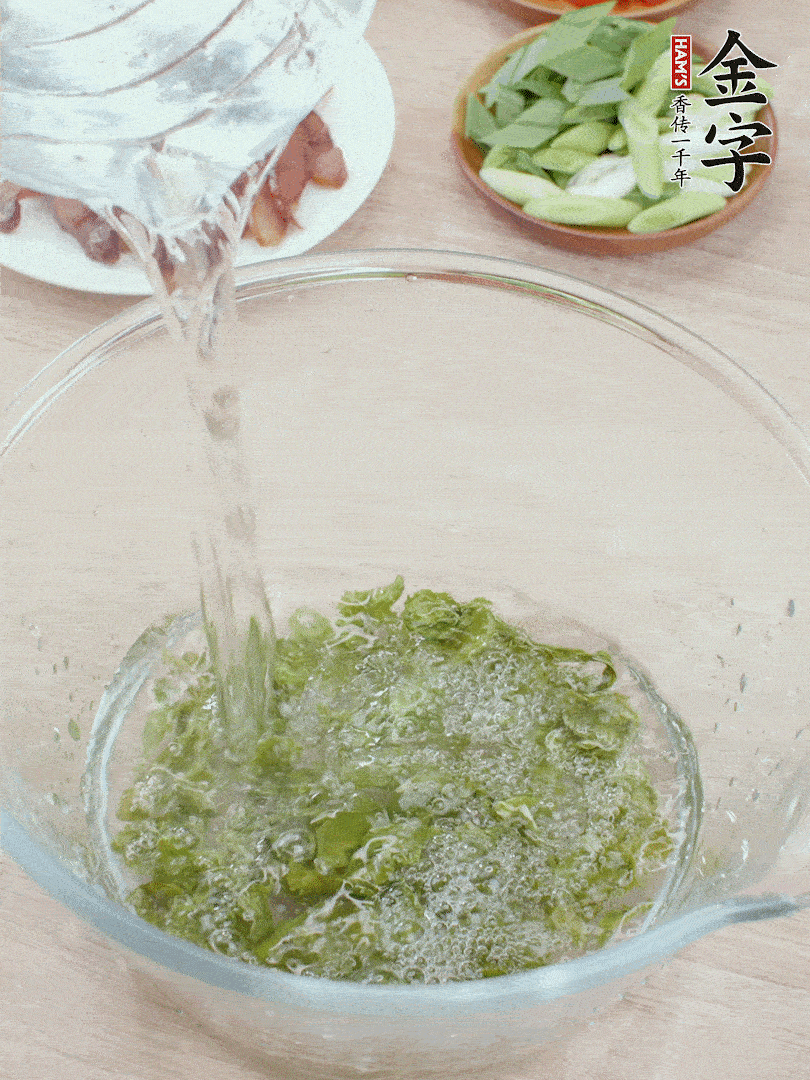 萵筍干溫水泡2小時，青紅辣椒切圈，姜切片，青蒜斜切段。