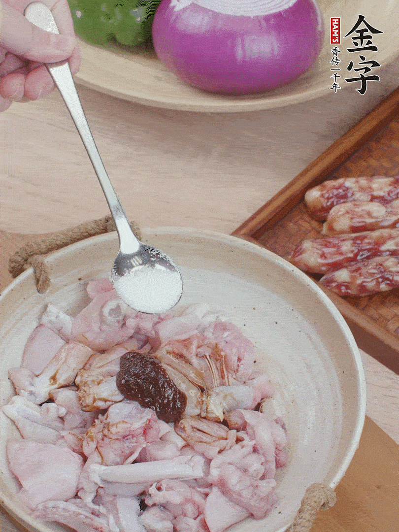 牛蛙塊加1勺柱候醬、1勺生抽、1/3勺白砂糖腌漬20分鐘。