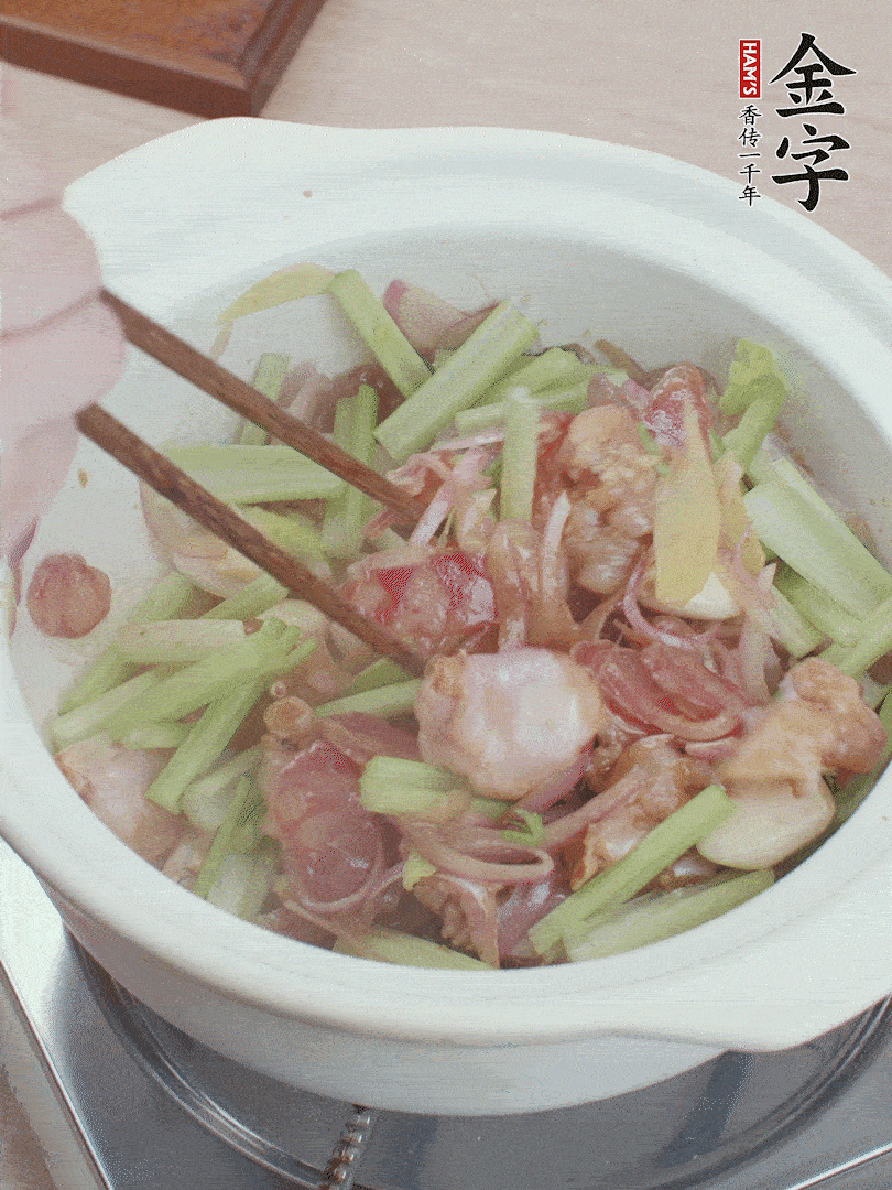 下牛蛙、芹菜、香腸翻炒。