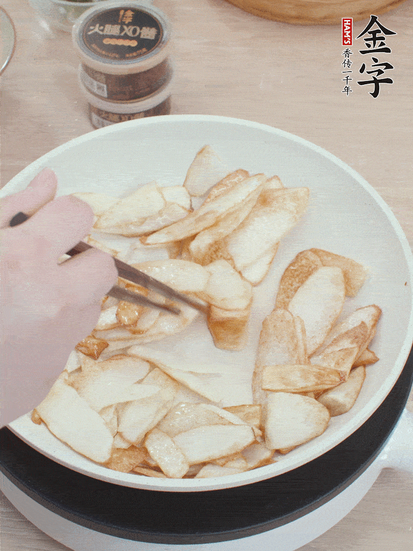 鍋中熱油，山藥煎至兩面金黃。