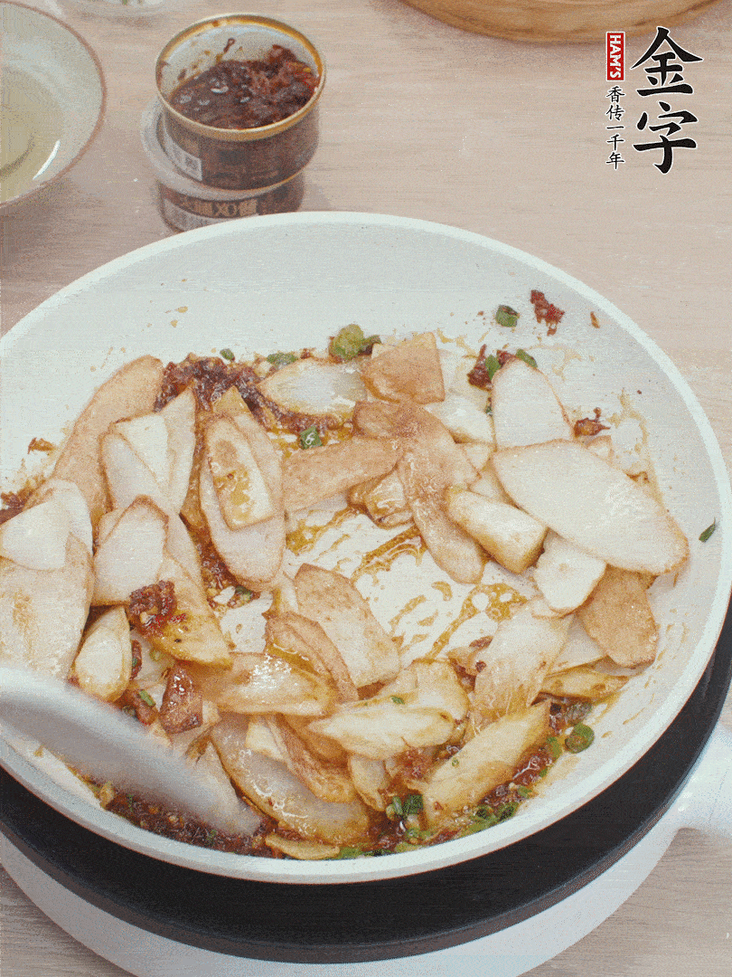 下山藥炒勻，撒蔥花。