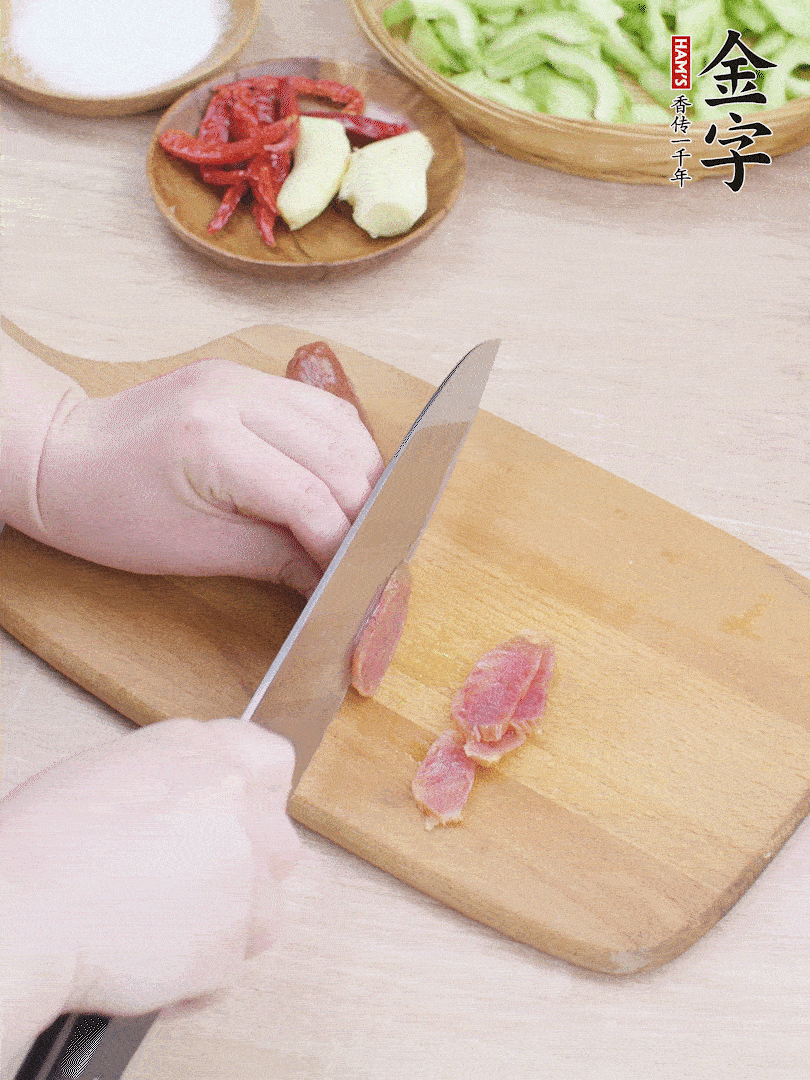 金字土香腸水煮10分鐘，切薄片。