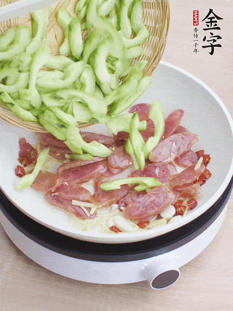 下香腸煸出油脂，放黃瓜翻炒。