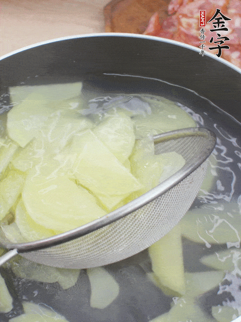 土豆去皮切片，汆燙1分鐘。香腸切薄片。