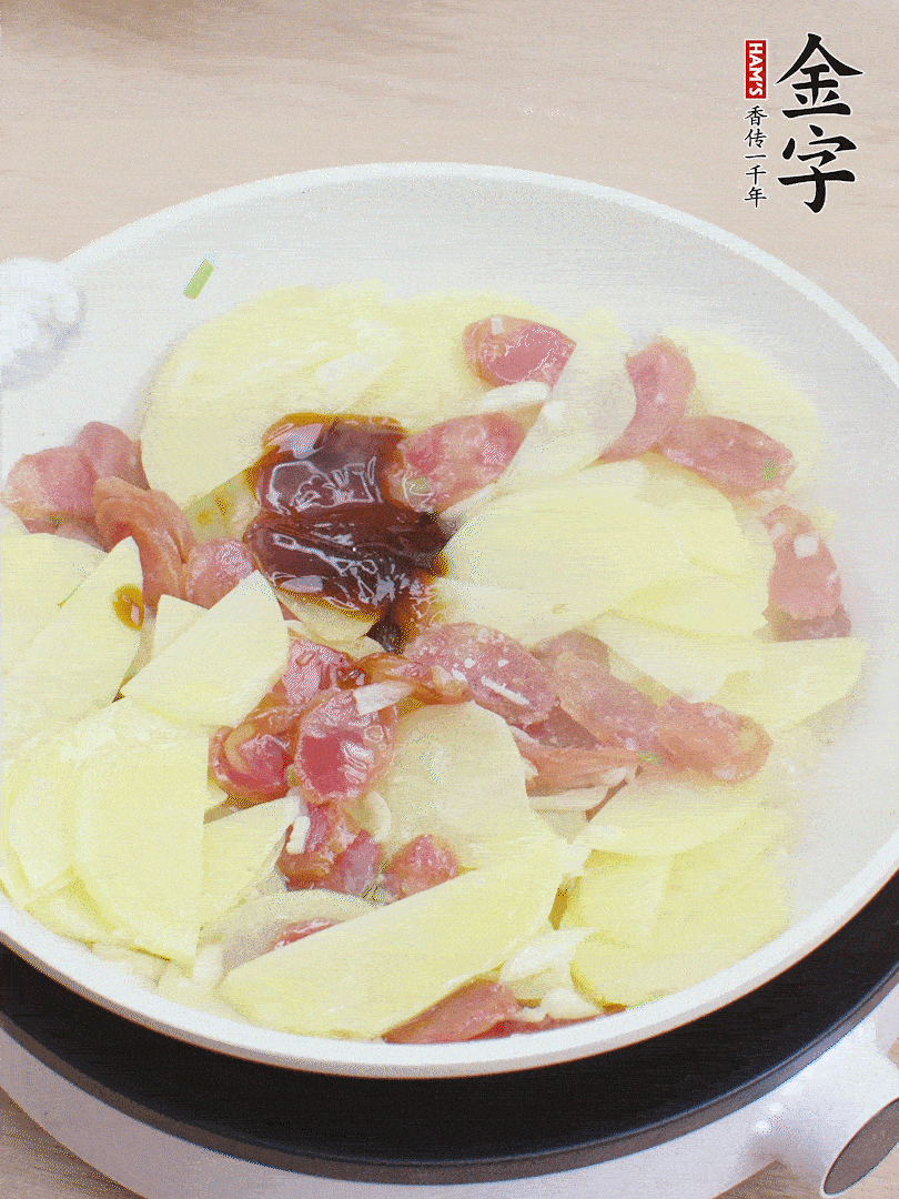 下土豆片，1勺生抽、1勺蠔油、1/3勺鹽、1/3勺糖炒至入味。