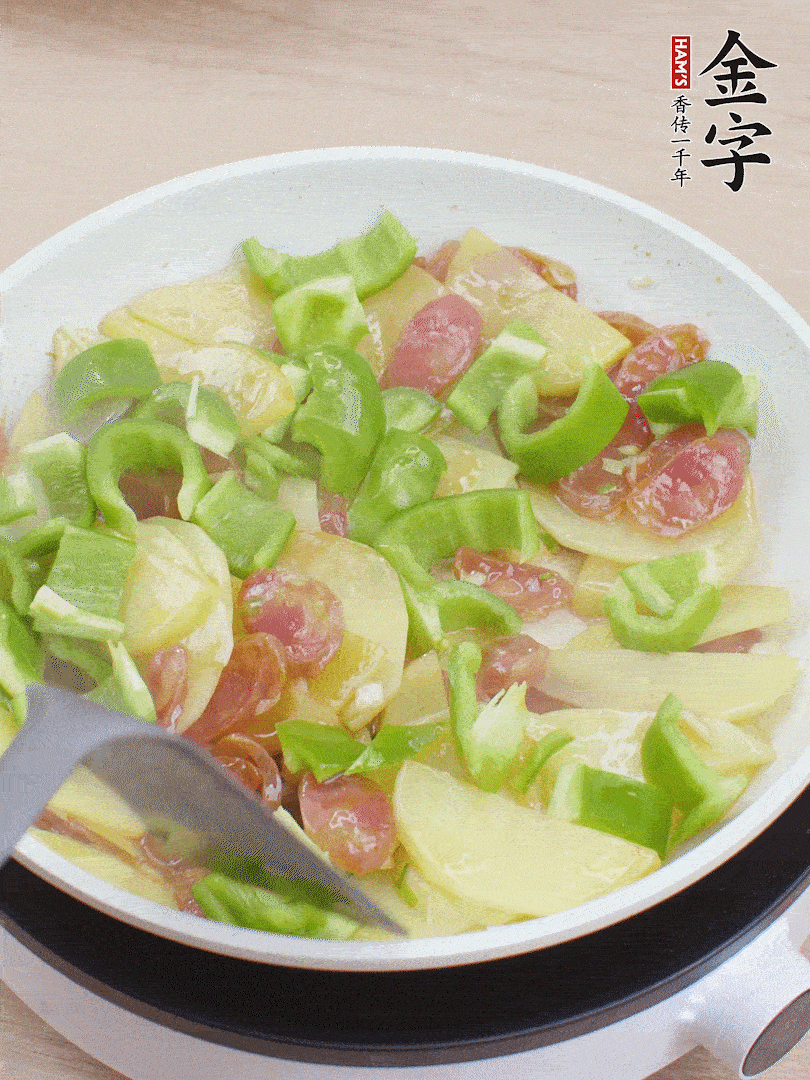 下辣椒翻炒1分鐘。