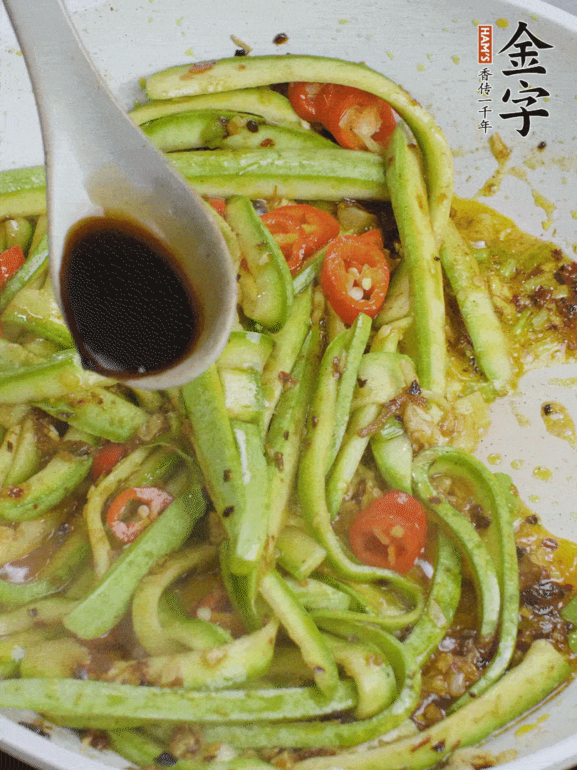 下西葫蘆，加1勺生抽、半勺蠔油、辣椒圈翻炒至斷生。