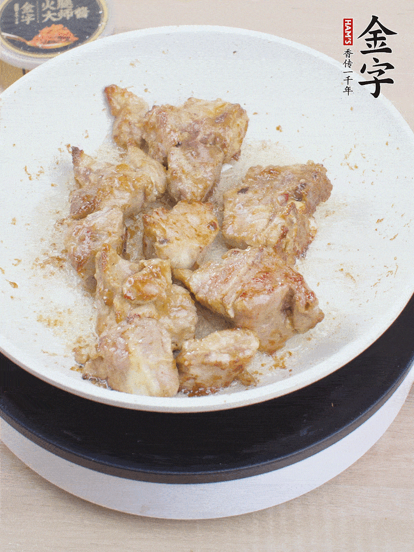 油4成熱，下小排煎炒至邊緣微微發(fā)焦。