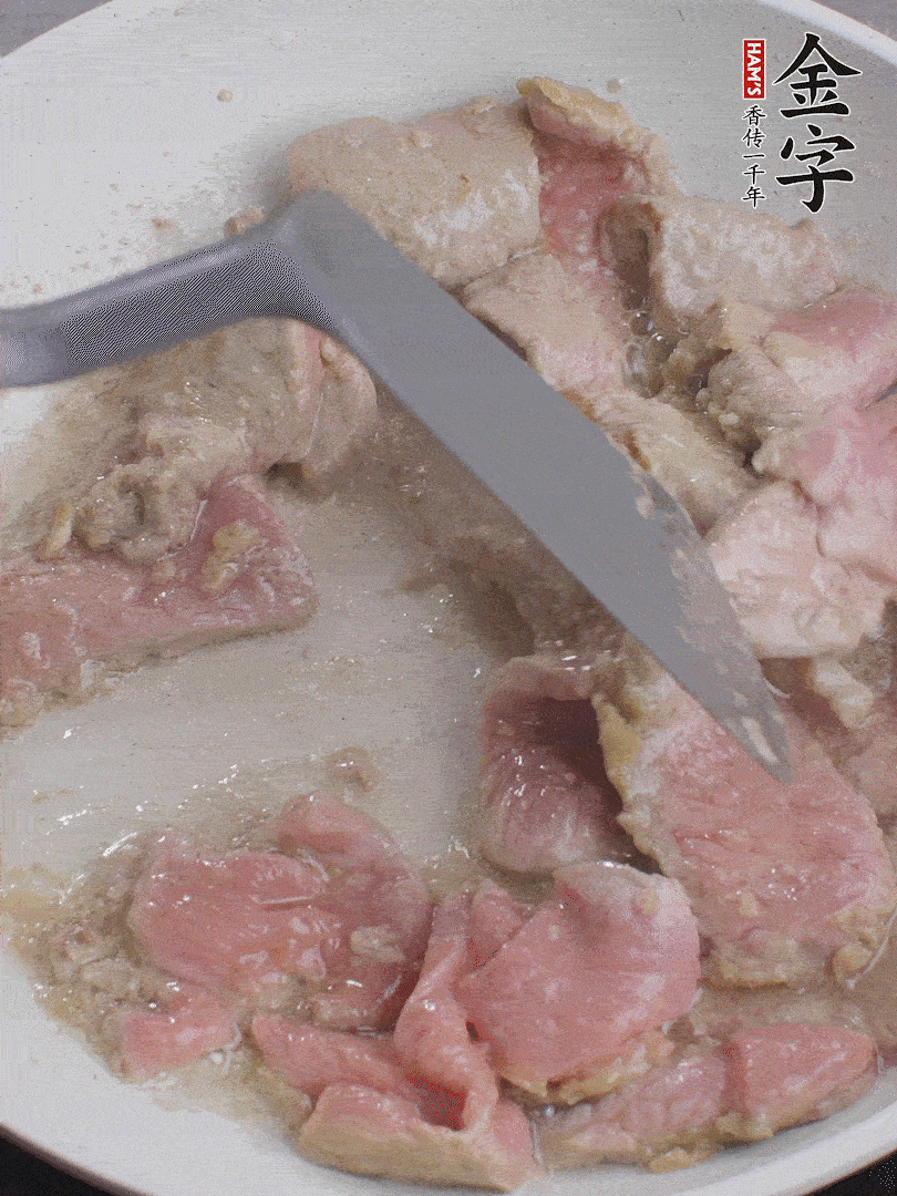 鍋中少油，下牛肉炒至變色。（盛出來(lái)）