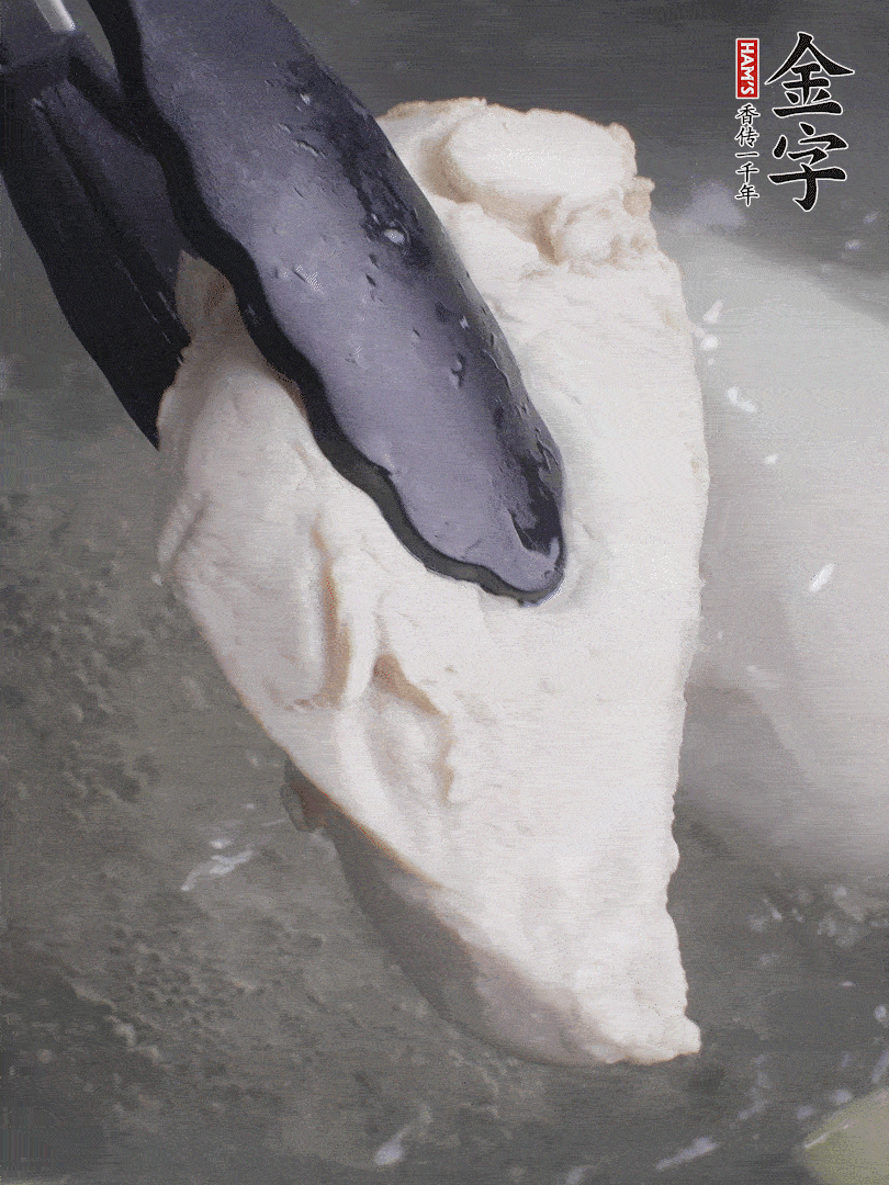 雞胸肉冷水下鍋，加姜片煮熟。過冰水撕成細絲。