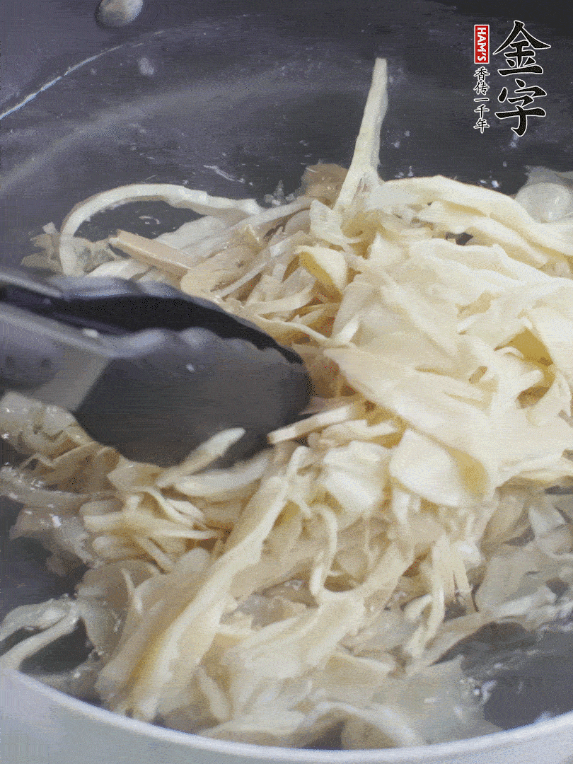 糯米筍焯水1分鐘，過涼水，擠干水份。