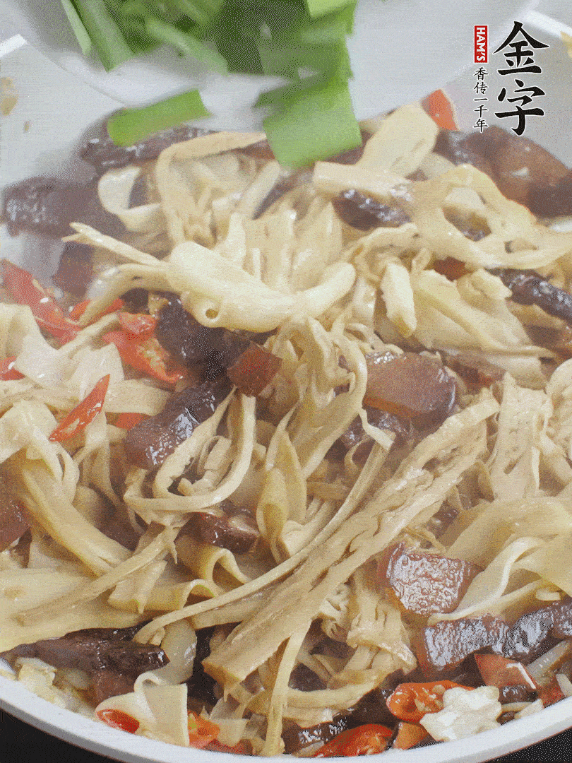 翻炒均勻，下蒜葉。