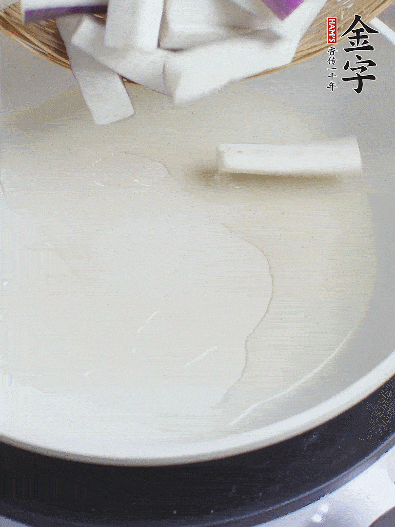 杭茄洗凈去蒂，縱向剖成4份，切成長10cm左右的段。白洋蔥切絲。口蘑洗凈去掉柄。紅椒切菱形片。